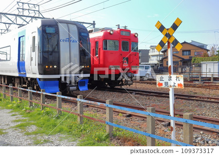 稍微不尋常的“Tomare Miyo”平交道和特定活動的名鐵 6000 系列列車和 2000 系列 MuSky 稍微不尋常的“Tomare Miyo”平交道和特定活動的名鐵 6000 系列列車和 2000 系列 MuSky 109373317