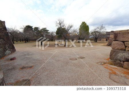 從松代城（海津城）東無名門看到的主城遺址（長野縣長野市） 109373318