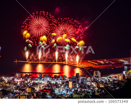 熱騰騰的100萬美元夜景和近海煙花 熱騰騰的100萬美元夜景和近海煙花 109373349