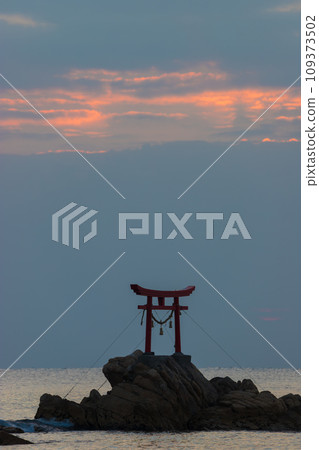 Offshore torii gate and sunrise (Nata Coast, Kitsuki City, Oita Prefecture) Offshore torii gate and sunrise (Nata Coast, Kitsuki City, Oita Prefecture) 109373502