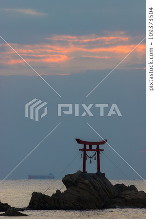 Offshore torii gate and sunrise (Nata Coast, Kitsuki City, Oita Prefecture) Offshore torii gate and sunrise (Nata Coast, Kitsuki City, Oita Prefecture) 109373504