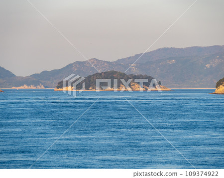 大高島(Odaka 島)。直島群島的無人島之一。香川縣香川郡直島町。 大高島(Odaka 島)。直島群島的無人島之一。香川縣香川郡直島町。 109374922