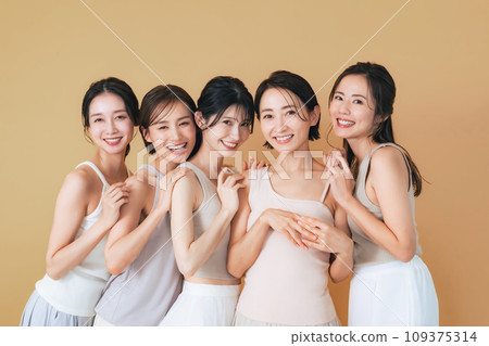 一群穿著自然色彩服裝、護膚、化妝品的中年婦女的美容形象 109375314