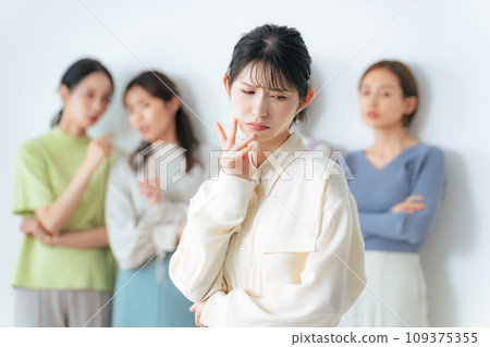 一位擔心被排除在群體之外的女性 一位擔心被排除在群體之外的女性 109375355