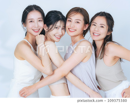 一組自然妝容的中年女性美女形象 一組自然妝容的中年女性美女形象 109375380