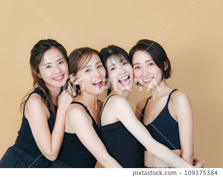 Beauty image of a group of middle-aged women 109375384