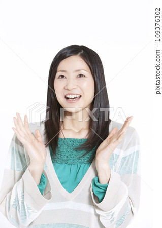 一個微笑的中年婦女的肖像 109376302