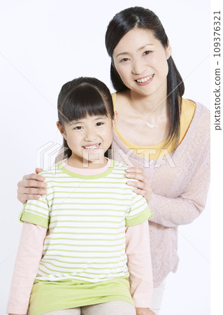 mother and girl portrait 109376321