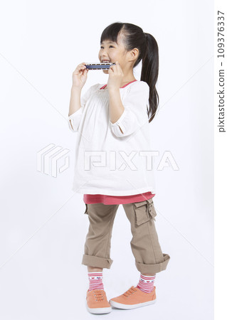 吹口琴的女孩 109376337