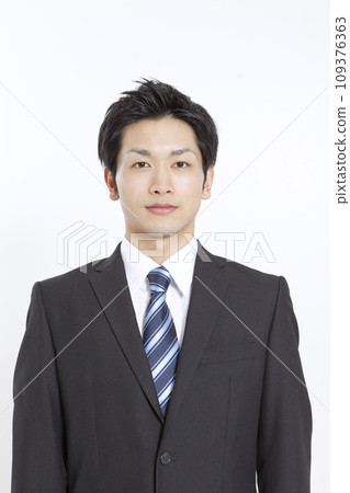 一個穿著西裝的商人的肖像 109376363
