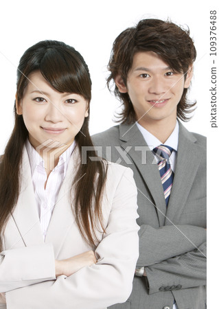 穿西裝的商人和女商人 109376488