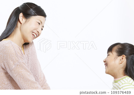 母親和女孩互相凝視 109376489