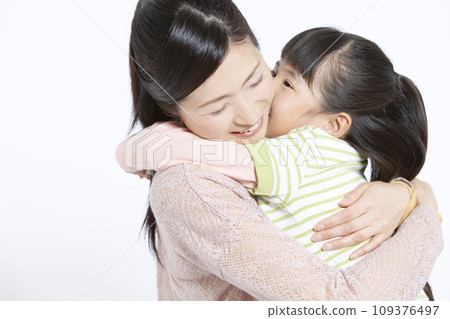 媽媽擁抱一個女孩 109376497