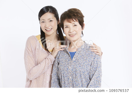 微笑的祖母和女兒的肖像 109376537