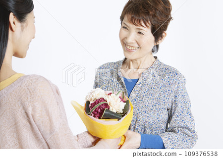 祖母和女兒有一束鮮花 109376538