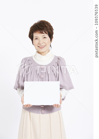 有whiteboard的資深婦女 109376539