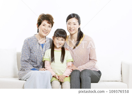 三代家庭坐在沙發上 109376558