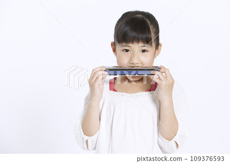 girl playing harmonica 109376593