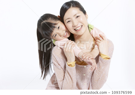 擁抱她的母親的女孩 109376599