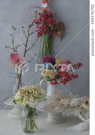 New Year's flower decorations and bright room - New Year's image 109376708