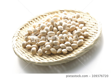 白色背景下籃子銀杏種子的照片 109376720