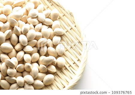白色背景下籃子銀杏種子的頭頂照片 109376765