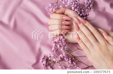 Female hands with beautiful manicure 109377673