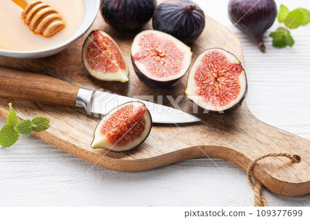 Fresh ripe figs Fresh ripe figs 109377699