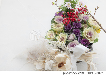 New Year's flower and Shimenawa wreath leaf peonies 109378074