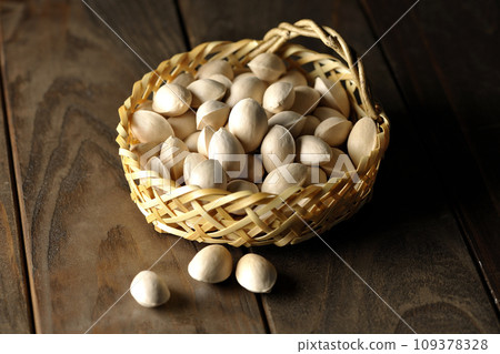 Ginkgo seeds in a basket 109378328