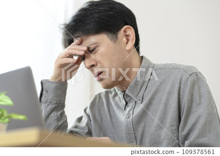 Man in poor health, headache Man in poor health, headache 109378561