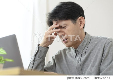 Man in poor health, headache 109378564