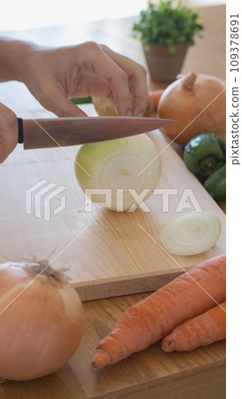 slice onions slice onions 109378691