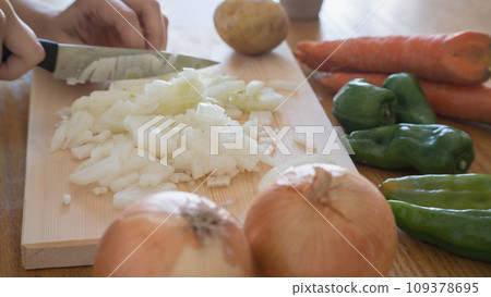 Finely chop the onion 109378695