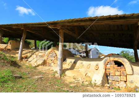 The oldest climbing kiln for Tanba ware 109378925