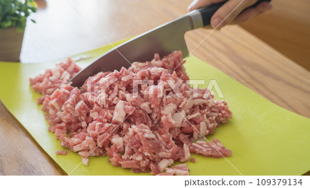 用刀將豬肉切成小塊、豬肉末和肉末的圖像 用刀將豬肉切成小塊、豬肉末和肉末的圖像 109379134