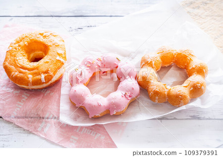 3 types of cute donuts 109379391