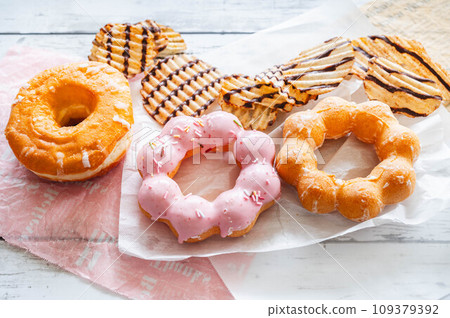 3 types of cute donuts 3 types of cute donuts 109379392