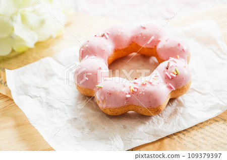 strawberry chocolate donut 109379397
