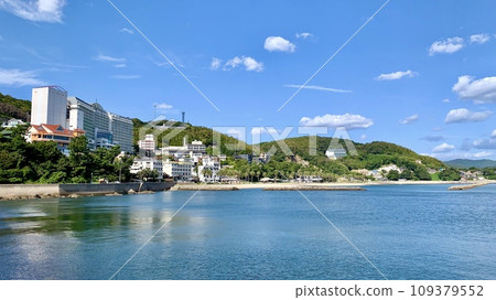 秋日晴空映照在水面上的宮崎海灘(基拉威基基海灘/愛知縣西尾市) 秋日晴空映照在水面上的宮崎海灘(基拉威基基海灘/愛知縣西尾市) 109379552