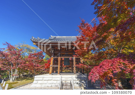 Autumn Chishaku-in Temple bell tower visible through the maple leaves (Higashiyama Ward, Kyoto City) 109380070