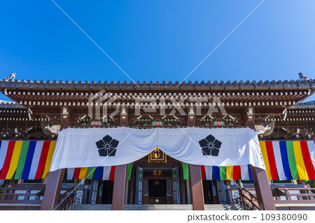 Autumn Chishakuin - Clear autumn sky and Kondo (Higashiyama Ward, Kyoto City) 109380090