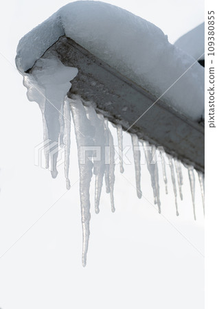 Icicles close-up 109380855