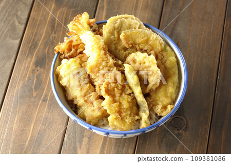 俯視天婦羅碗,裡面裝滿了蝦子、竹輪、青豆、南瓜、地瓜和蓮藕。 俯視天婦羅碗,裡面裝滿了蝦子、竹輪、青豆、南瓜、地瓜和蓮藕。 109381086