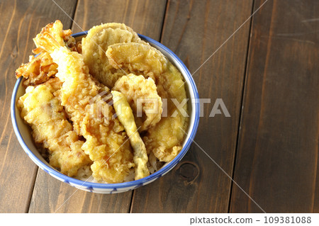 俯視天婦羅碗,裡面裝滿了蝦子、竹輪、青豆、南瓜、地瓜和蓮藕。 俯視天婦羅碗,裡面裝滿了蝦子、竹輪、青豆、南瓜、地瓜和蓮藕。 109381088