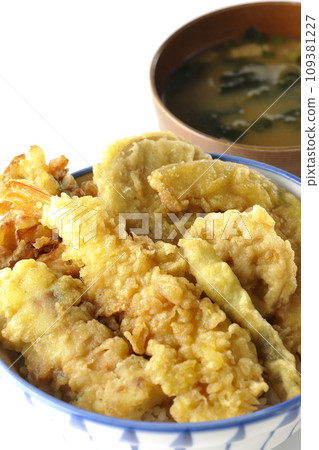 天婦羅碗裡有蝦子、竹輪、青豆、南瓜、地瓜、蓮藕等多種食材,還有味噌湯。 天婦羅碗裡有蝦子、竹輪、青豆、南瓜、地瓜、蓮藕等多種食材,還有味噌湯。 109381227