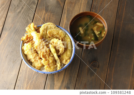 天婦羅碗裡有蝦子、竹輪、青豆、南瓜、地瓜、蓮藕等多種食材,還有味噌湯。 天婦羅碗裡有蝦子、竹輪、青豆、南瓜、地瓜、蓮藕等多種食材,還有味噌湯。 109381248