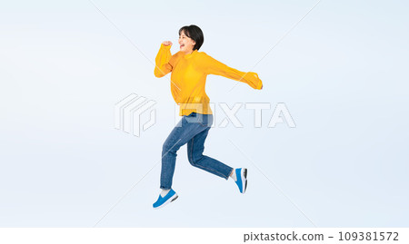穿著休閒裝的女人跳躍，裁剪全身照片 109381572