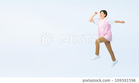 穿著圍裙跳躍的女人，保育員，護理員，裁剪全身照片 109381596