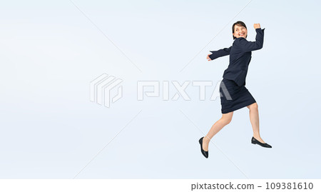 Woman wearing a jumping suit, full body photo Woman wearing a jumping suit, full body photo 109381610